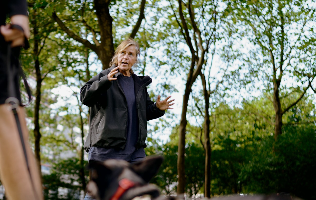 Hundetrainerin Maike erklärend im Kundengesrpäch.