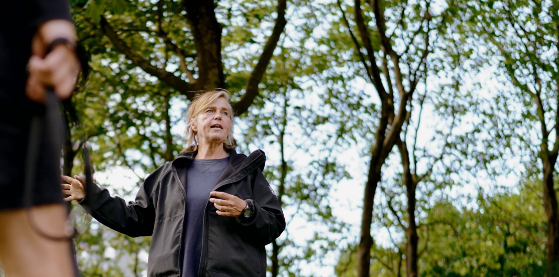 Hundetrainerin Maike erklärend im Kundengespräch.