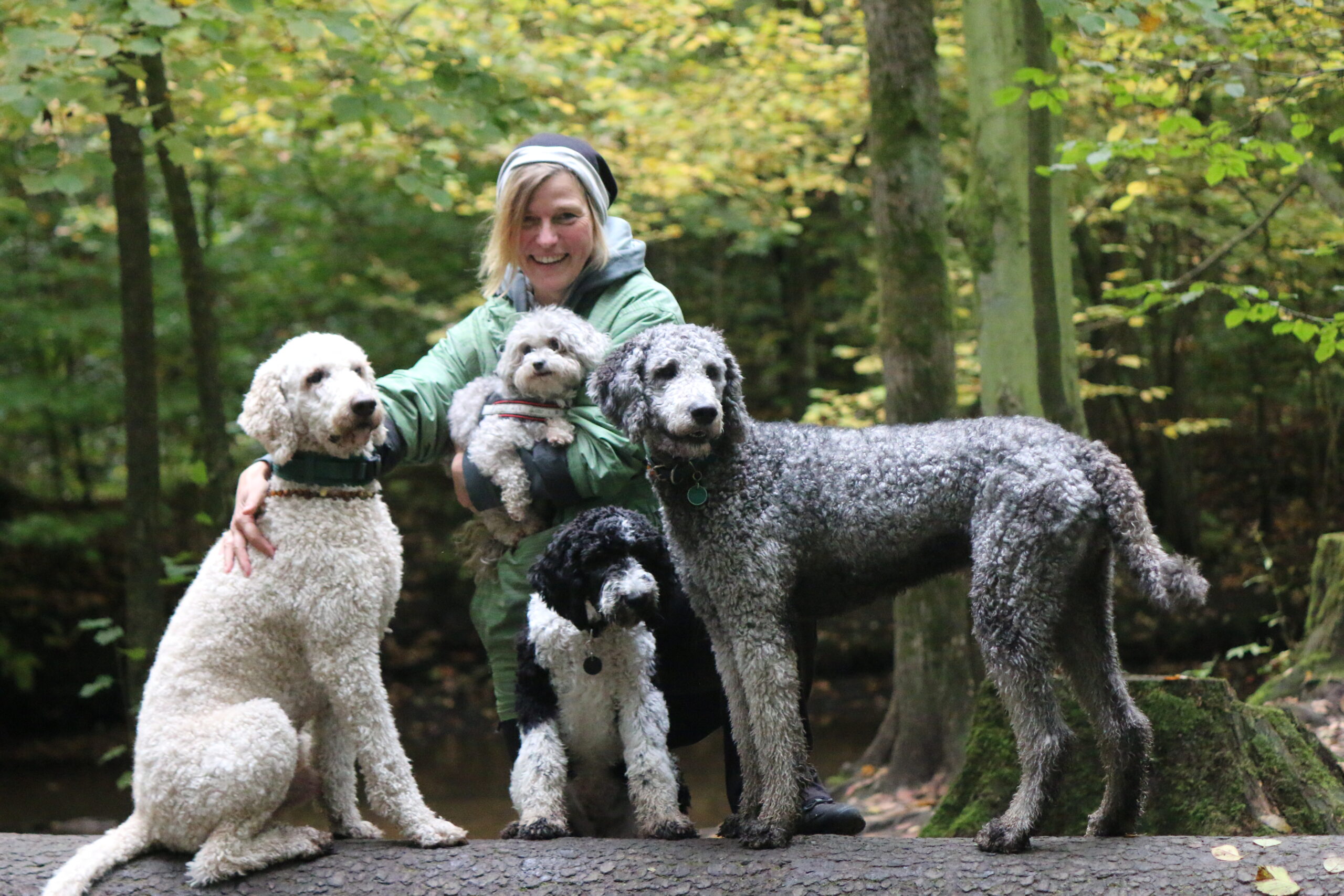 Maike Frenzel mit ihren (früheren) Hunden.